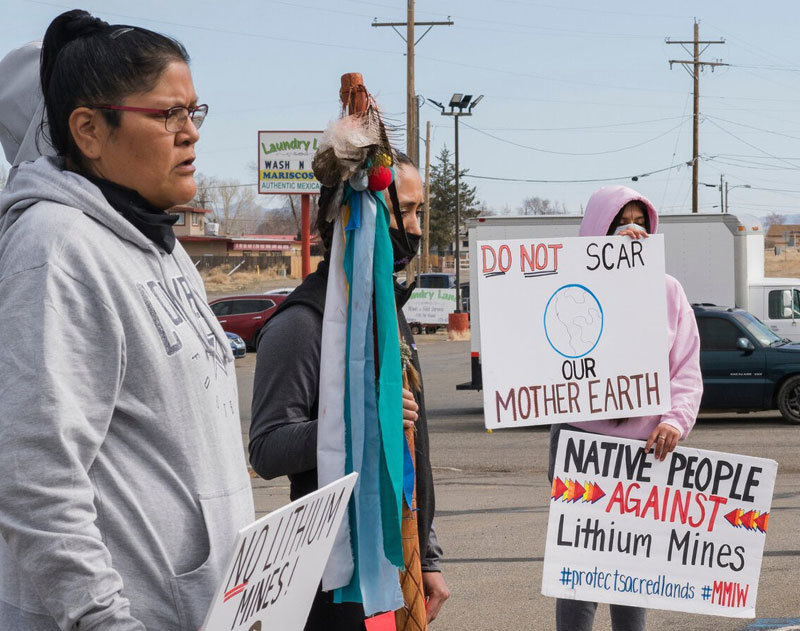 Người dân của bộ lạc thiểu số biểu tình bên ngoài văn phòng quản lý đất đai để phản đối dự án khai thác mỏ Lithium Americans. Ảnh: NYT.