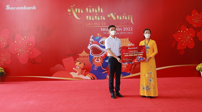 Ong Nguyen Minh Tam - Pho TGD Sacombank trao tang bieu trung tại Truong chuyen biet Anh Duong - Quan 12