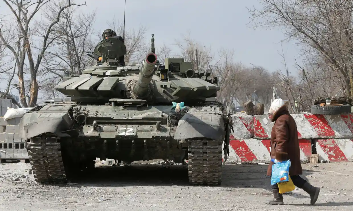 Xe tăng của lực lượng Nga tại Mariupol, miền đông Ukraine. 