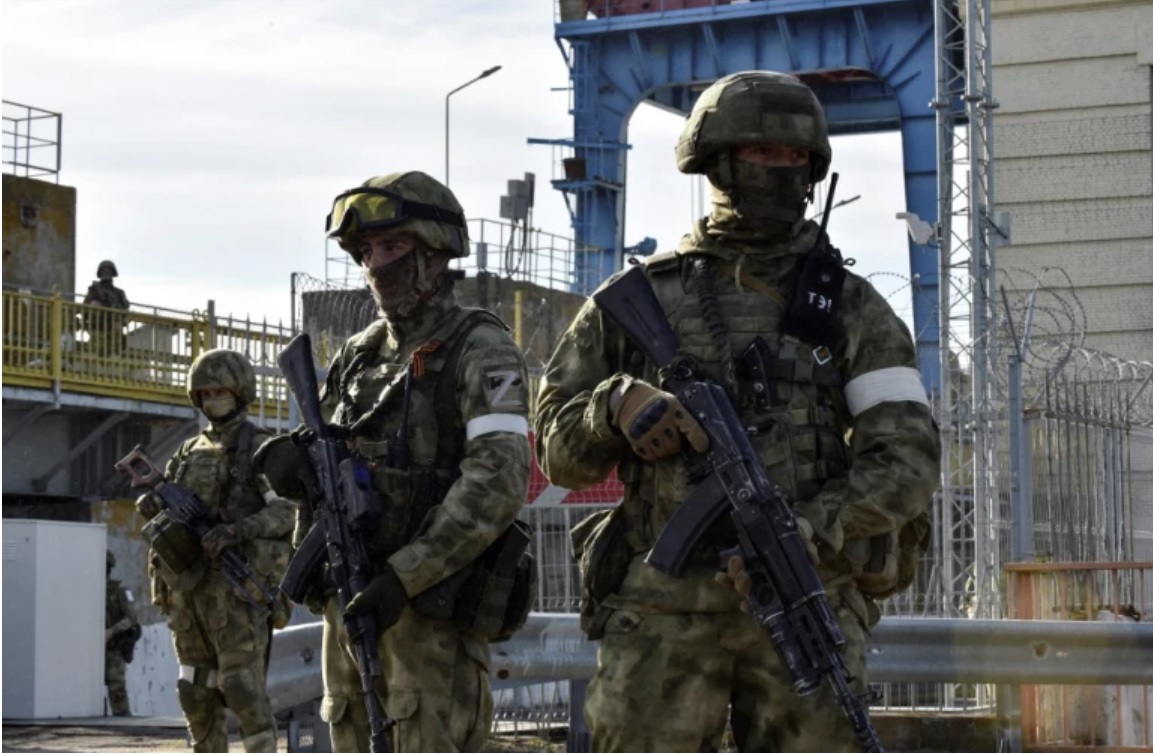 Quân đội Nga tuần tra ở một nhà máy điện ở Kherson, phía Nam Ukraine.