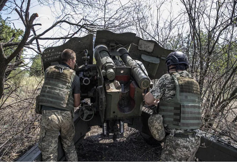 Binh sĩ Ukraine kiểm tra vũ khí và trang thiết bị trước khi họ trở lại chiến đấu trên tiền tuyến ở Kherson 