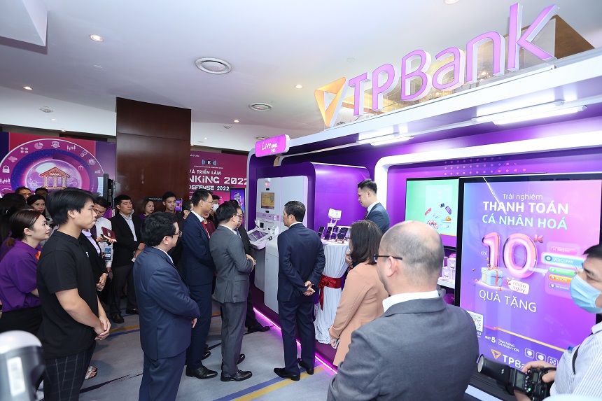 Các khách mời của Smart Banking trải nghiệm các tính năng của LiveBank+ tại triển lãm