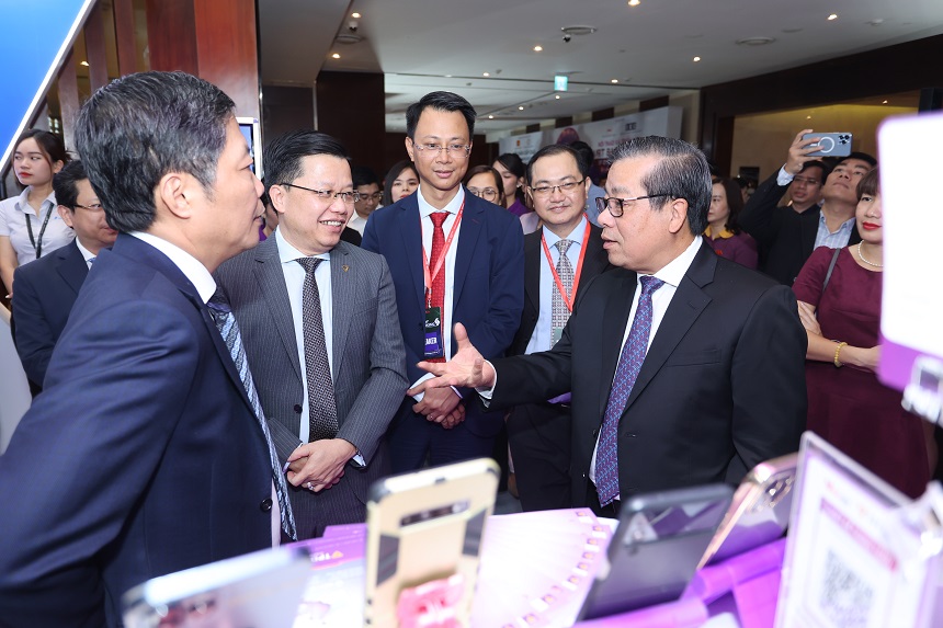 Ông Nguyễn Kim Anh, phó thống đốc NHNN dành lời khen ngợi cho tốc độ chuyển đổi số của TPBank