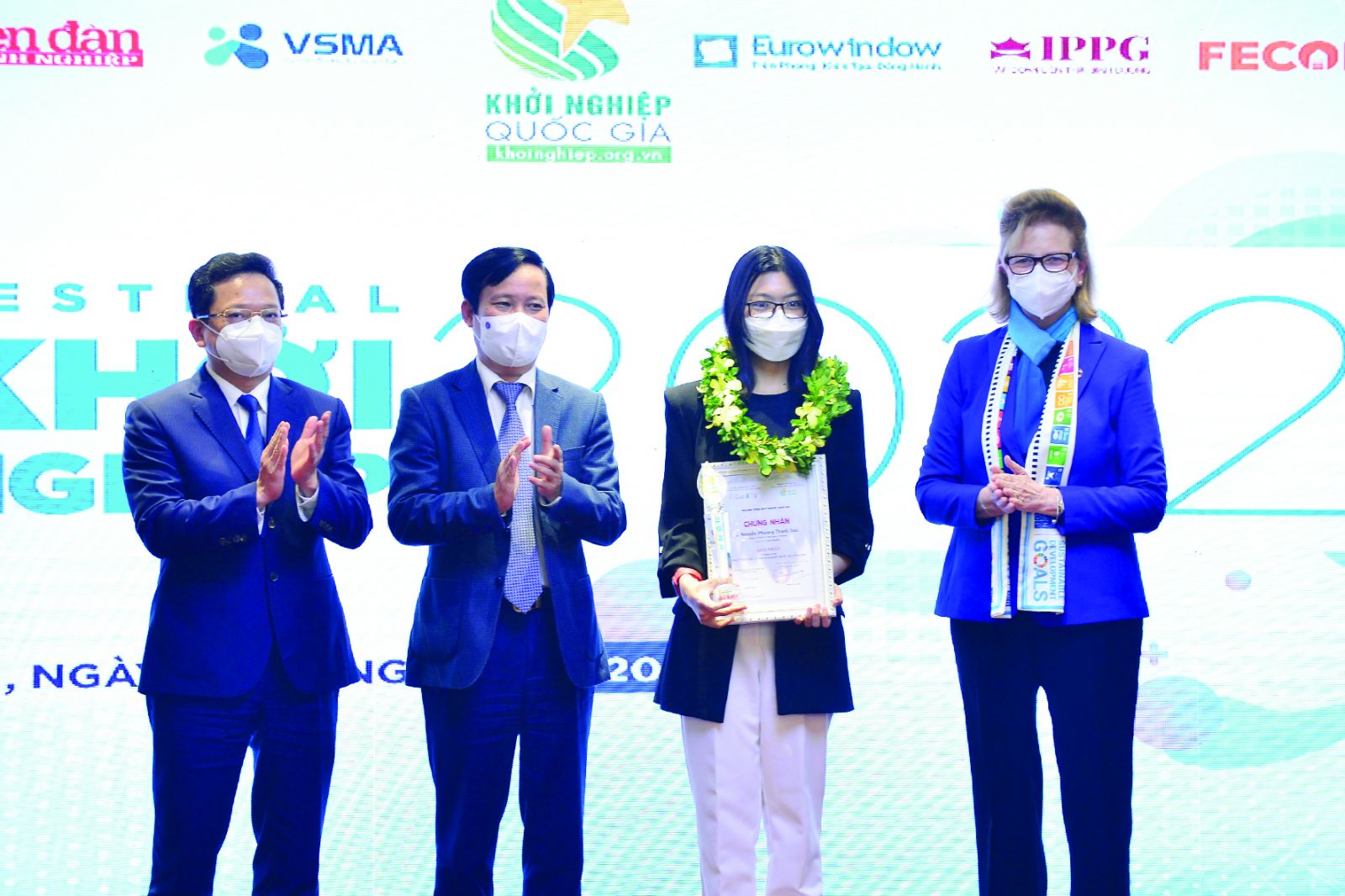 Chủ tịch VCCI Phạm Tấn Công trao Giải nhất cho Dự án Cyberpurify của Chương trình Phát triển dự án khởi nghiệp quốc gia 2021.