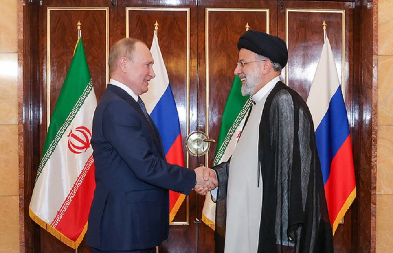 Tổng thống Nga Vladimir Putin bắt tay Tổng thống Iran Ebrahim Raisi tại Tehran