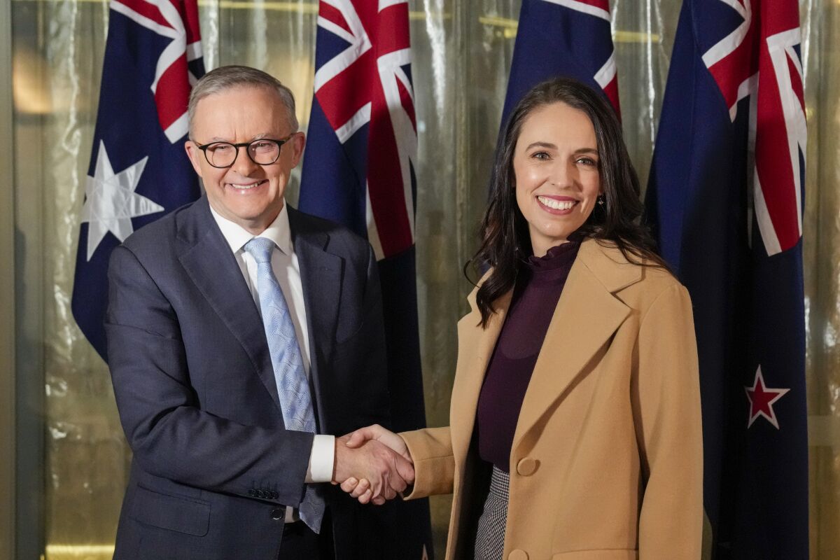 Thủ tướng New Zealand Jacinda Ardern, phải, bắt tay với Thủ tướng Úc Anthony Albanese trước cuộc gặp song phương tại Sydney, Úc, Thứ Sáu, ngày 10 tháng 6 năm 2022. Bà Ardern đang có