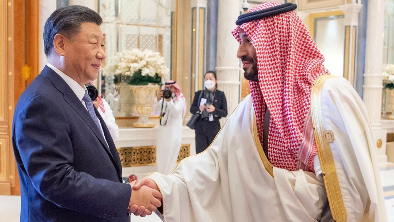 Thái tử Ả Rập Saudi Mohammed bin Salman bắt tay với Chủ tịch Trung Quốc Tập Cận Bình trong hội nghị thượng đỉnh Trung Quốc-Ả Rập ở Riyadh, Ả Rập Saudi vào ngày 9 tháng 12 năm 2022.
