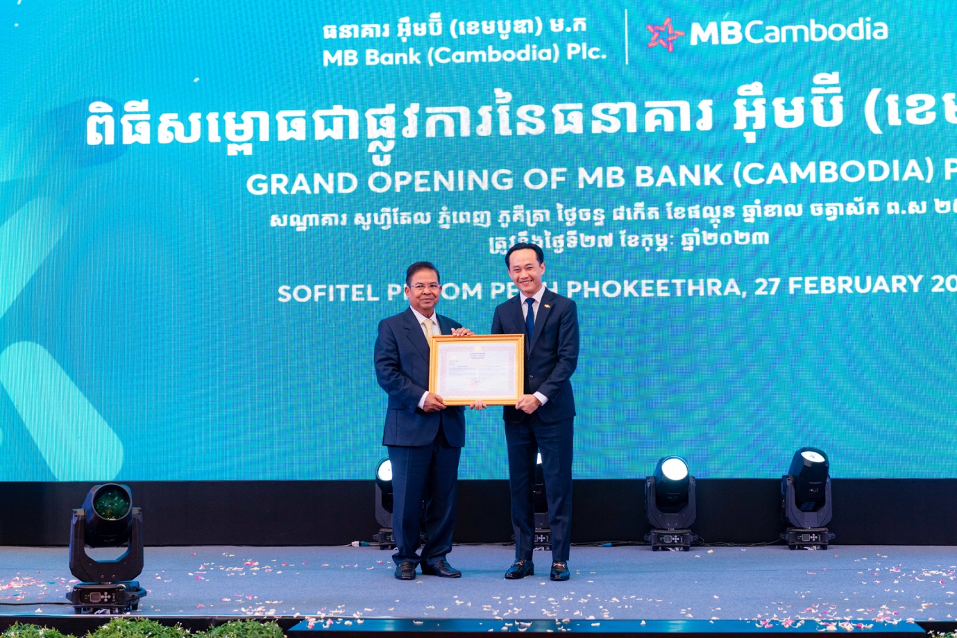 Ông Chea Chanto – Thống đốc Ngân hàng Quốc gia Campuchia (bên trái) trao giấy phép hoạt động cho ông Đinh Quang Huy – Chủ tịch HĐQT MBCambodia (bên phải)