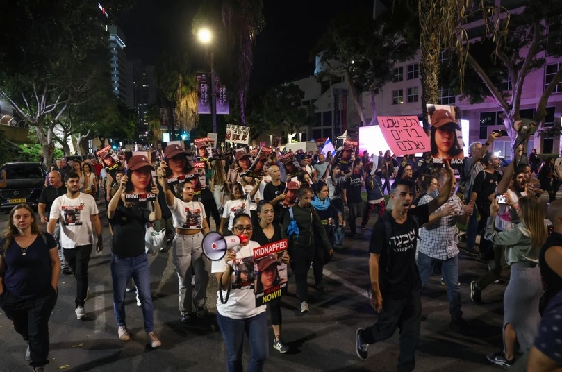 Người biểu tình tập trung tại thành phố ven biển Tel Aviv, kêu gọi Chính phủ lựa chọn giải pháp hòa bình cho xung đột ngày càng leo thang.