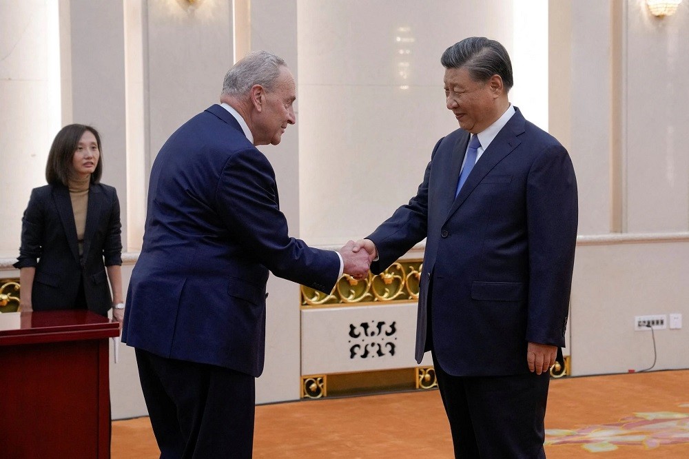 Thượng nghị sĩ Mỹ Chuck Schumer và Chủ tịch Trung Quốc Tập Cận Bình ngày 9/10 tại Bắc Kinh. 