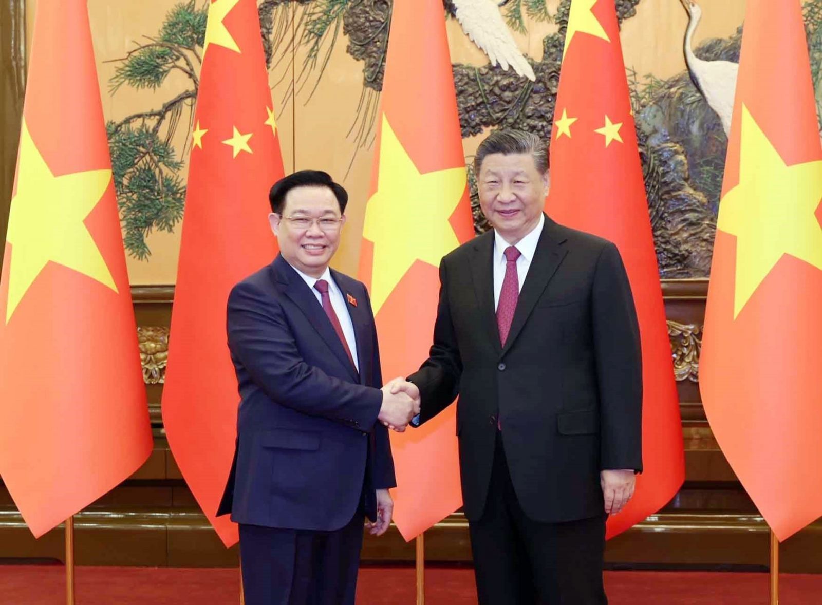 Chủ tịch Quốc hội Vương Đình Huệ đã hội kiến đồng chí Tập Cận Bình, Tổng Bí thư Ban Chấp hành Trung ương Đảng Cộng sản Trung Quốc, Chủ tịch nước Cộng hòa nhân dân Trung Hoa