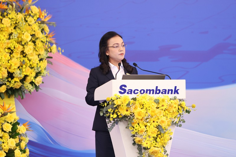 Bà Nguyễn Đức Thạch Diễm - Phó Chủ tịch Thường trực kiêm Tổng giám Đốc Sacombank phát biểu tại Đại hội.