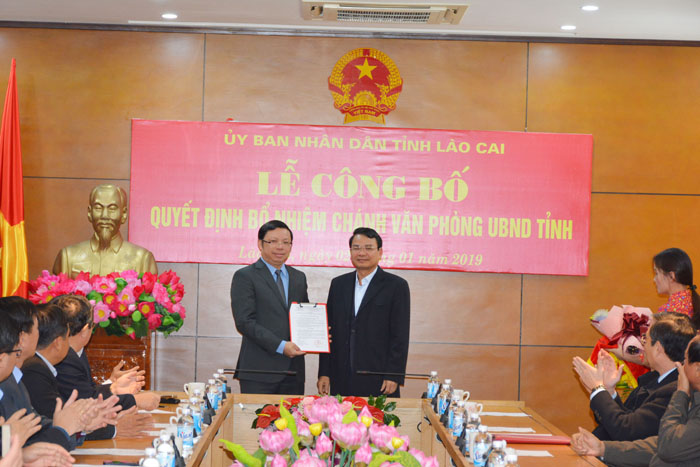 Ông Đặng Xuân Phong - Phó Bí thư Tỉnh Ủy, Chủ tịch UBND tỉnh Lào Cai (bên phải) trao Quyết định điều động, bổ nhiệm chức vụ Chánh Văn phòng UBND tỉnh cho ông Hoàng Chí Hiền