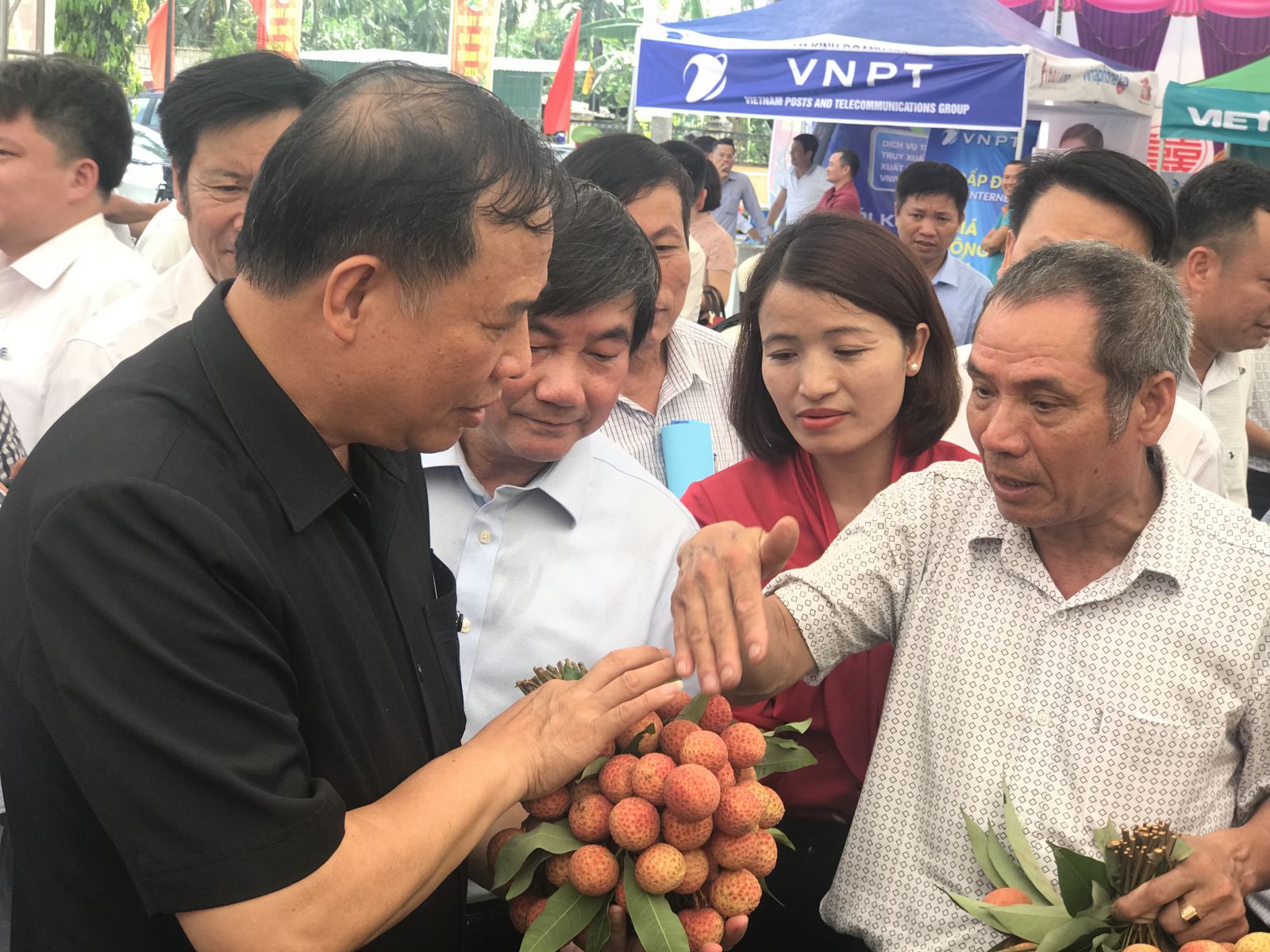 Bi thư Tỉnh ủy Nguyễn Mạnh Hiển tham quan các gian hàng và lắng nghe chia sẻ từ các tổ sản xuất
