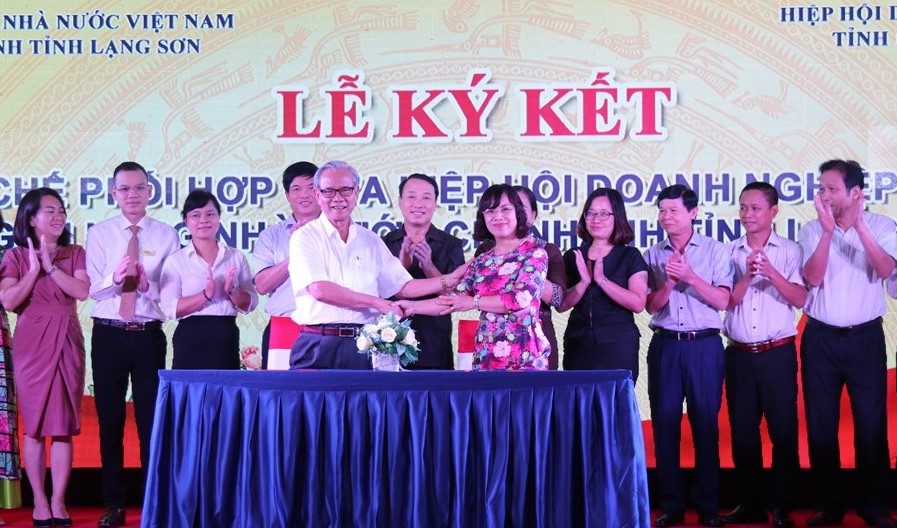 Lãnh đạo tỉnh đã cùng các doanh nghiệp chứng kiến Lễ ký kết quy chế phối hợp giữa Ngân hàng Nhà nước chi nhánh tỉnh Lạng Sơn và Hiệp hội Doanh nghiệp tỉnh.