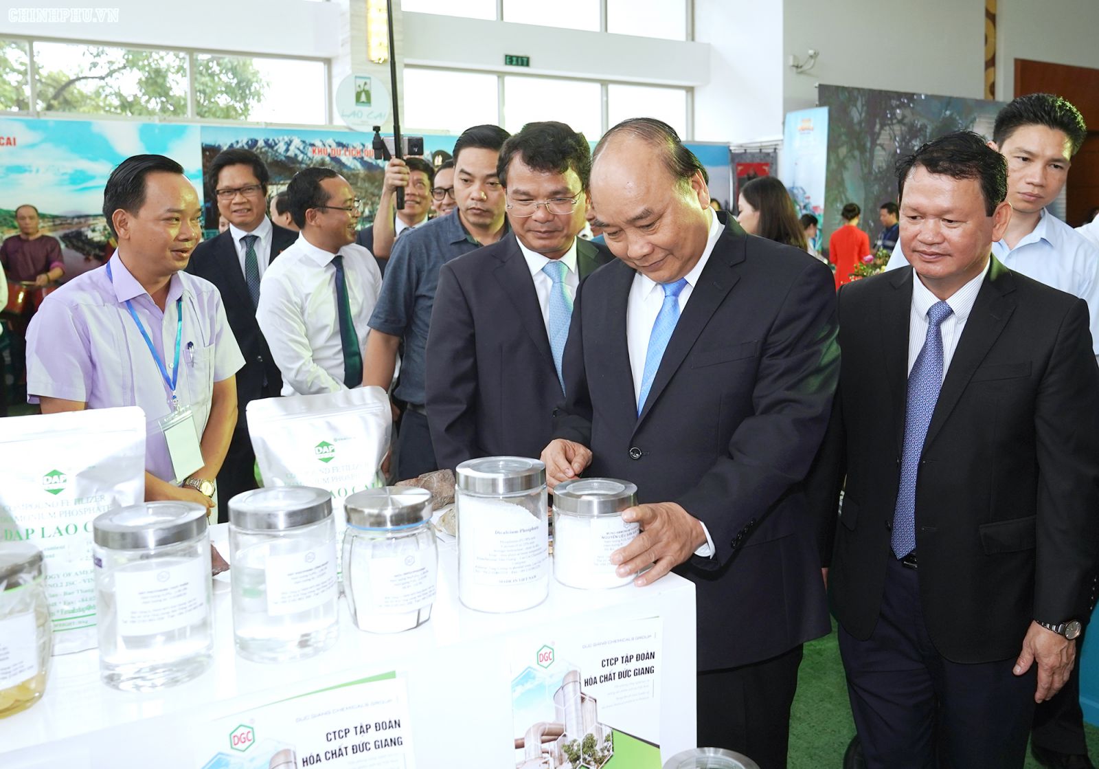 Thủ tướng Chính phủ Nguyễn Xuân Phúc cùng các đại biểu tại Hội nghị xúc tiến đầu tư, thươ ng mại và du lịch tỉnh Lào Cai năm 2019. (Ảnh: VGP/Quang Hiếu)