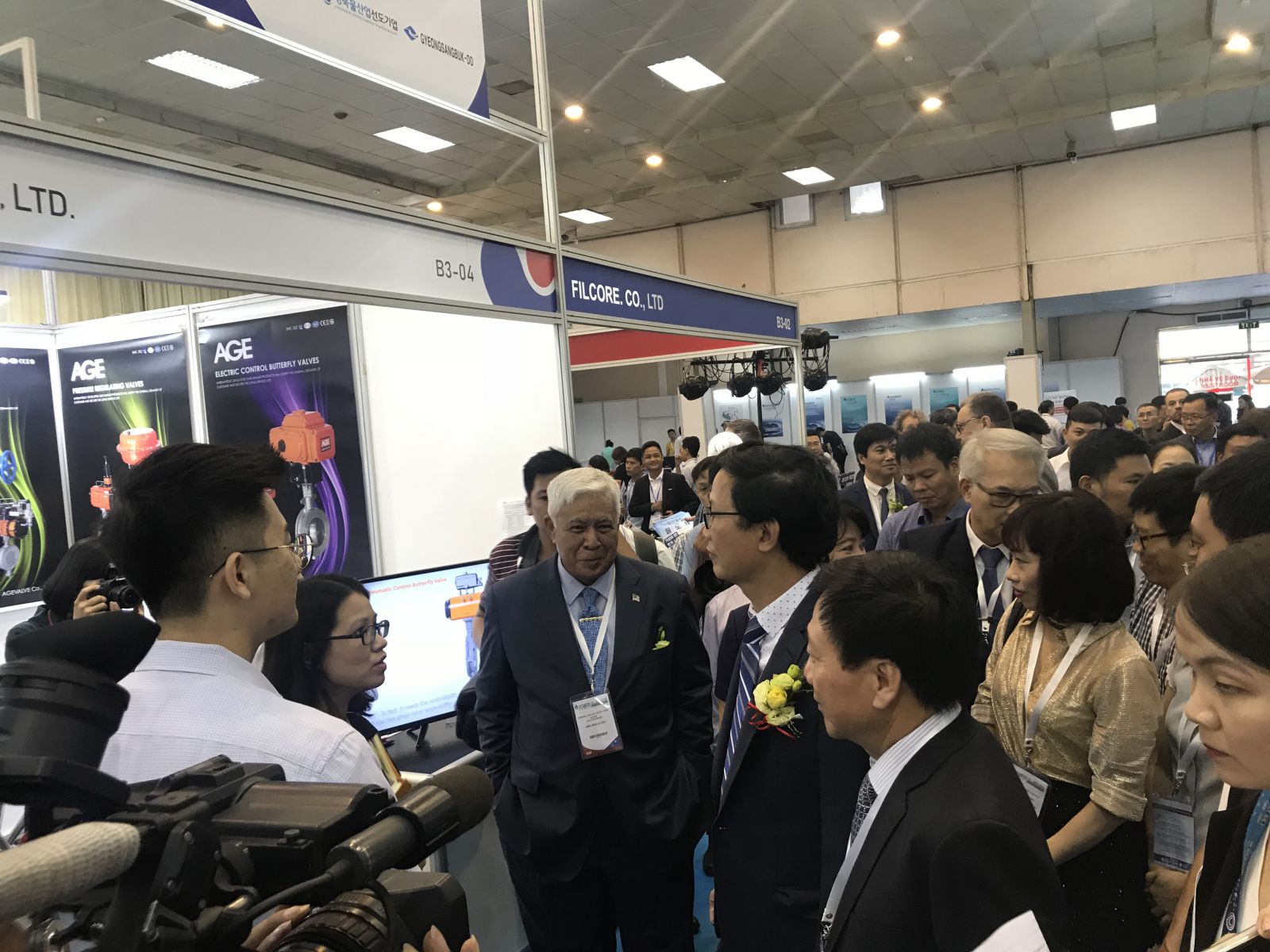 Thứ trưởng Bộ Xây dựng Nguyễn Đình Toàn và các Chuyên gia trao đổi tại VIETWATER 2019