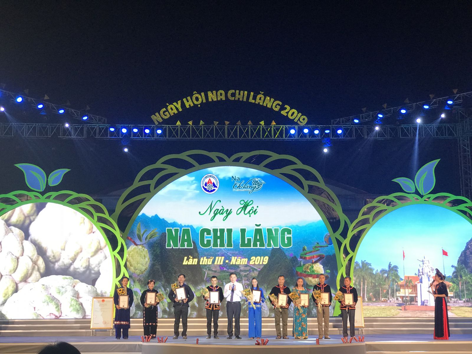 Chủ tịch UBND huyện Chi Lăng trao chứng nhận cho hộ nông dân sản xuất na tiêu biểu trên địa bàn