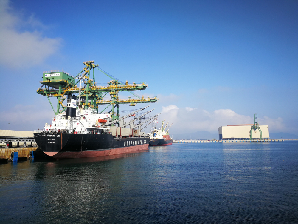 KKT Vũng Áng có một số lĩnh vực sản xuất được đánh giá dẫn đầu cả nước như điện năng, dịch vụ cảng biển nước sâu và luyện kim