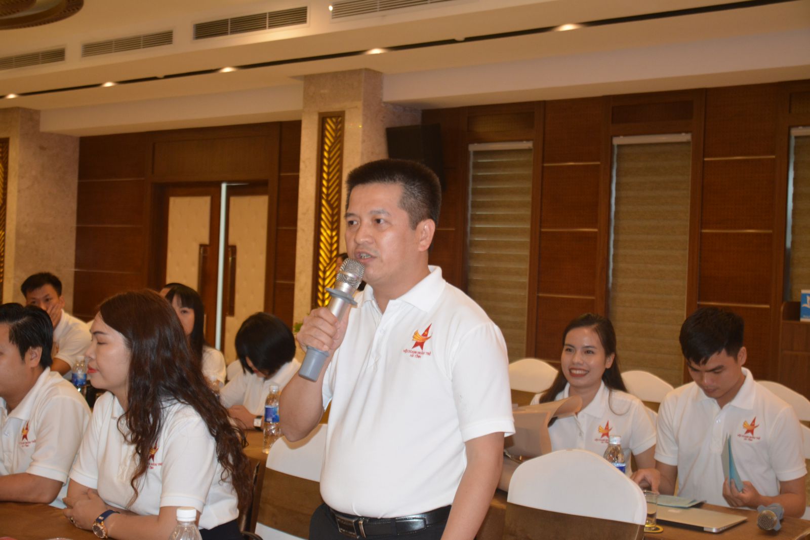 Chủ tịch Hội Doanh nhân trẻ Hà Tĩnh Nguyễn Tiến Trình chia sẻ ý kiến cùng các hội viên