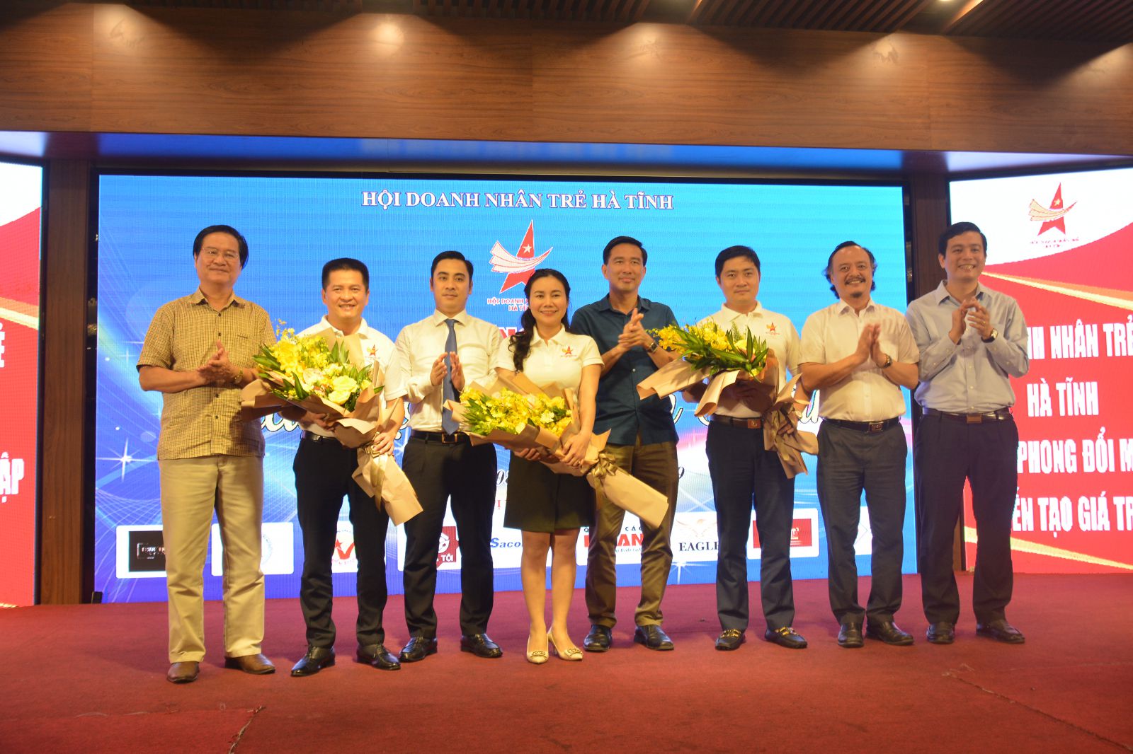 Hội Doanh nhân Trẻ Hà Tĩnh tặng hoa chúc mừng các doanh nhân trong Top 25 doanh nhân tiêu biểu được UBND tỉnh Hà Tĩnh tôn vinh năm 2019