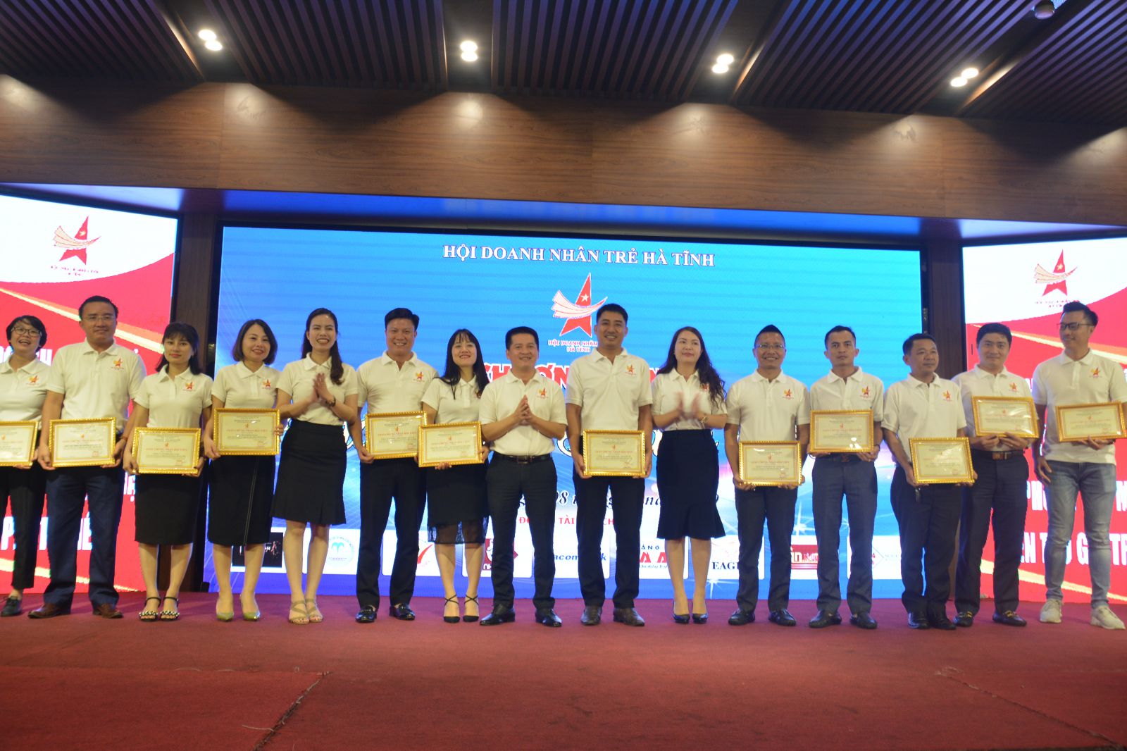 Hội Doanh nhân Trẻ Hà Tĩnh trao chứng nhận cho 15 hội viên mới