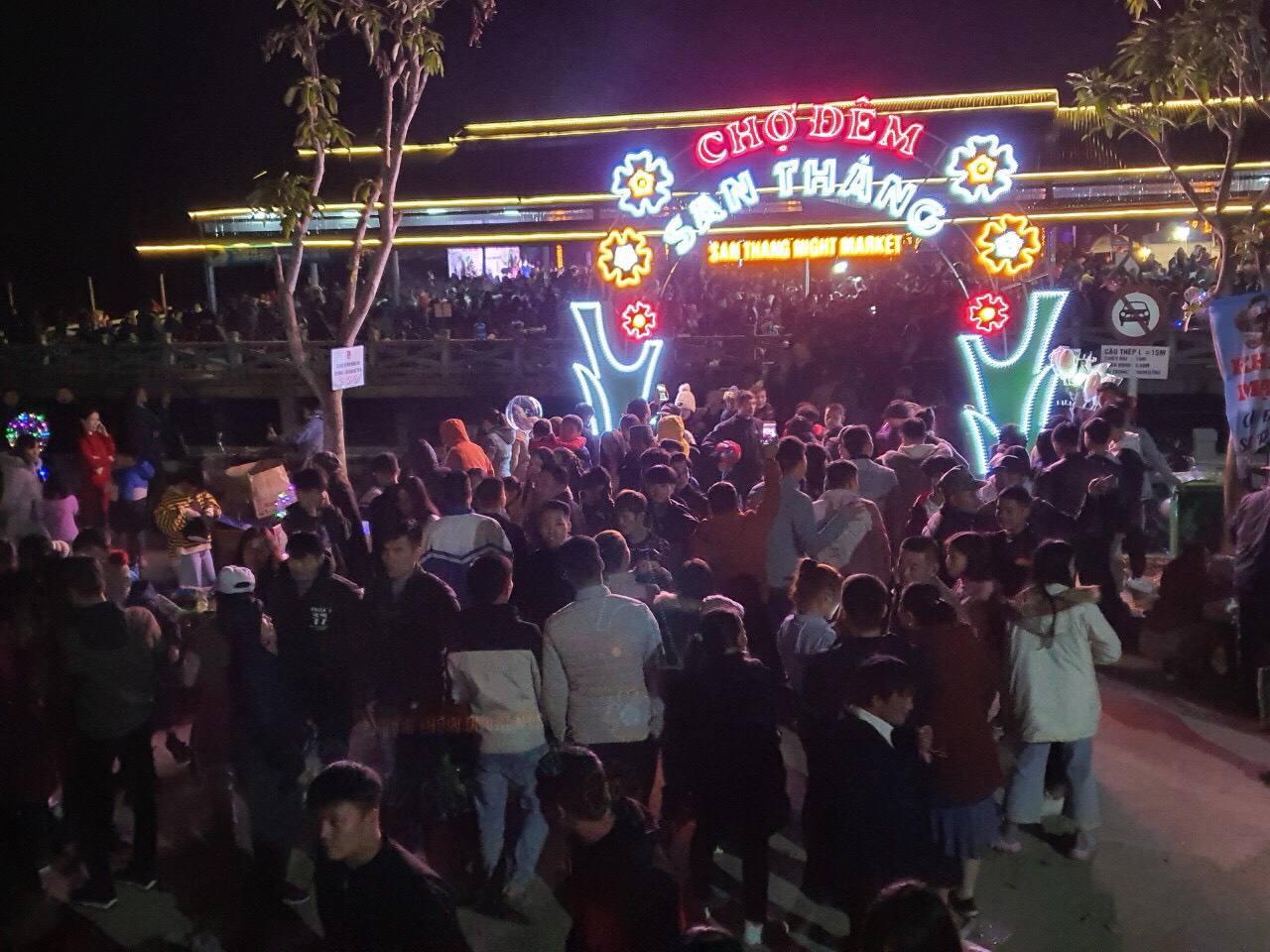 Tối thứ 7 ngày 14/12, UBND thành phố Lai Châu đã tổ chức khai mạc chợ đêm San Thàng với trên 80 gian hàng