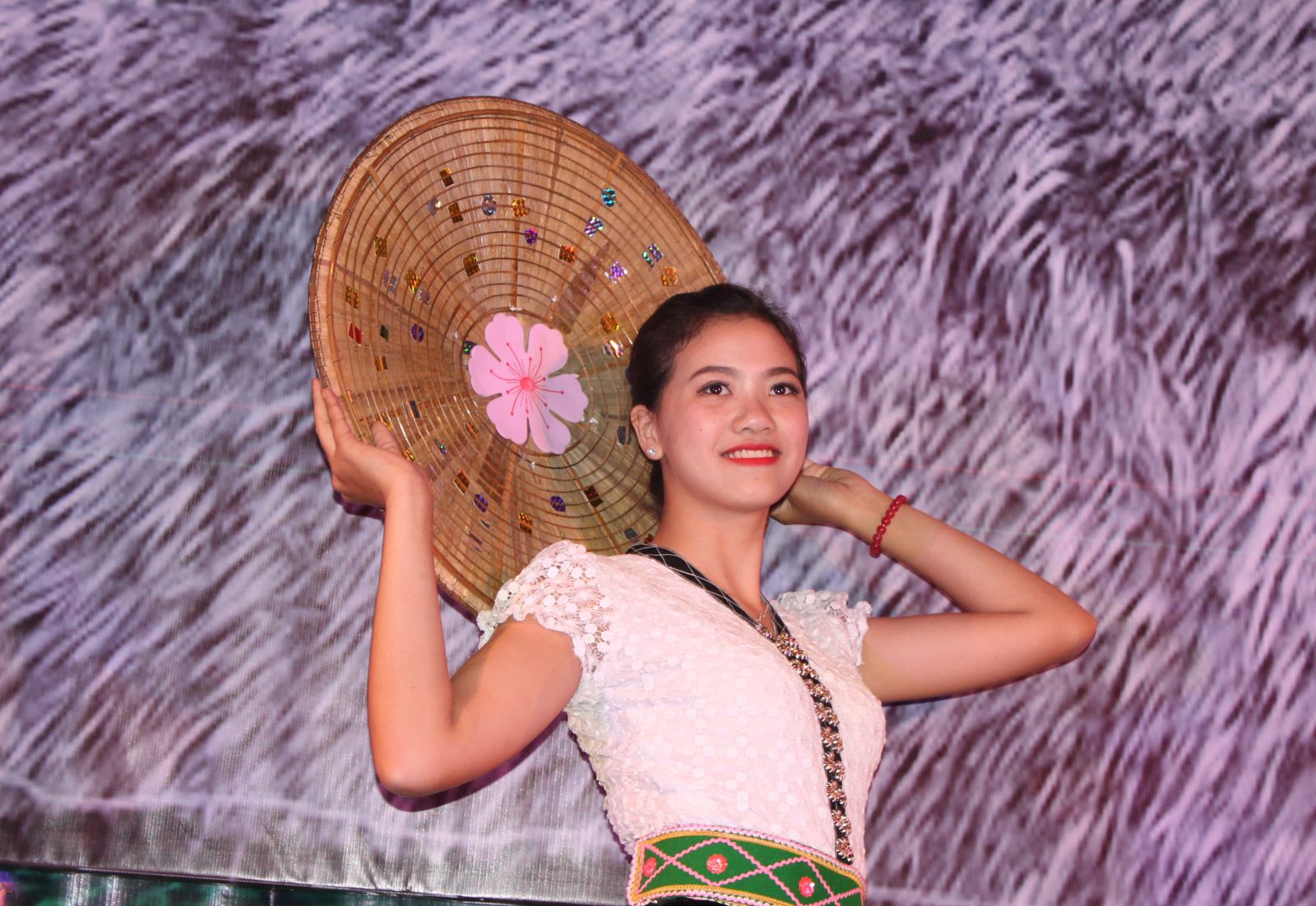 Hoa ban gắn liền với đời sống, sinh hoạt của người dân tộc Thái. Những cô gái Thái được ví như hoa ban của núi rừng Tây Bắc.