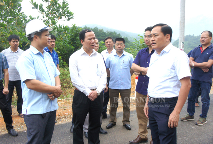 Ông Hồ Tiến Thiệu, Phó Chủ tịch Phụ trách UBND tỉnh Lạng Sơn trao đổi về công tác giải phóng mặt bằng dự án trên địa bàn huyện Lộc Bình (ảnh Báo Lạng Sơn)