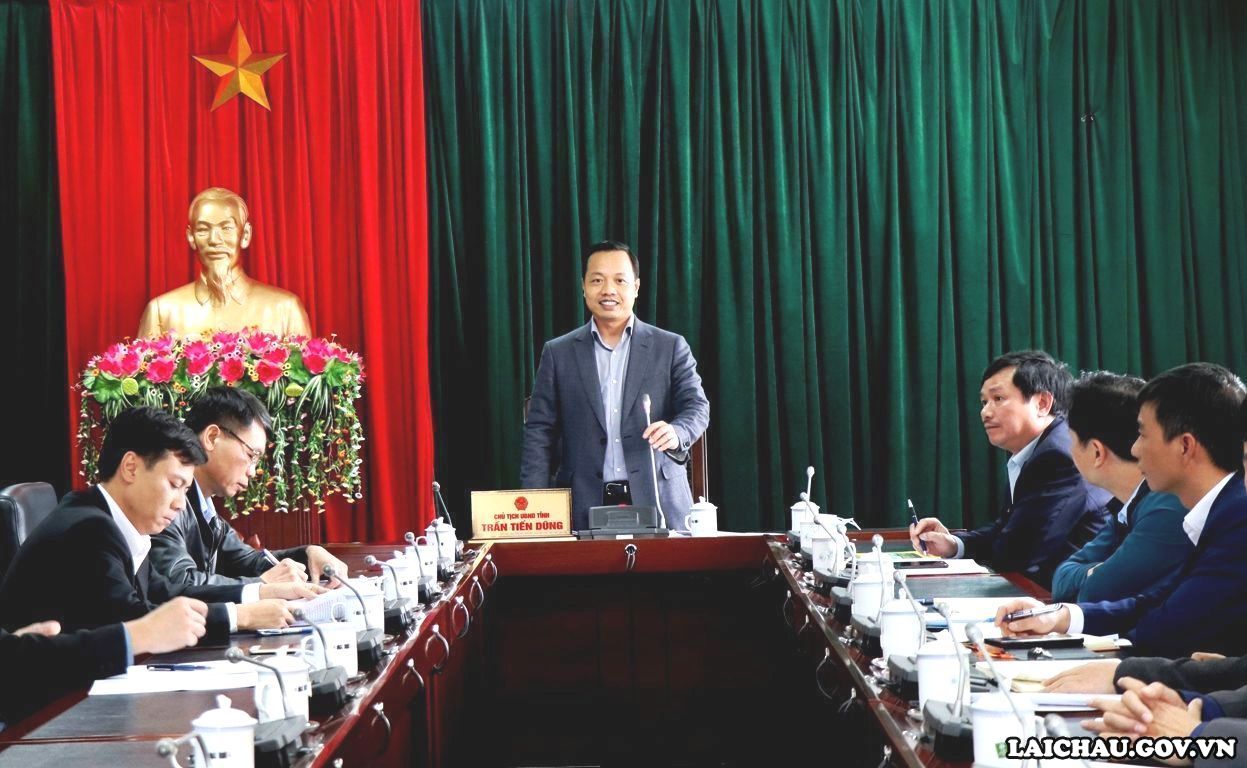 Chủ tịch UBND tỉnh Trần Tiến Dũng làm việc với các ngành chức năng để tháo gỡ khó khăn cho các doanh nghiệp trên địa bàn tỉnh Lai Châu (Ảnh: Thu Hoài)