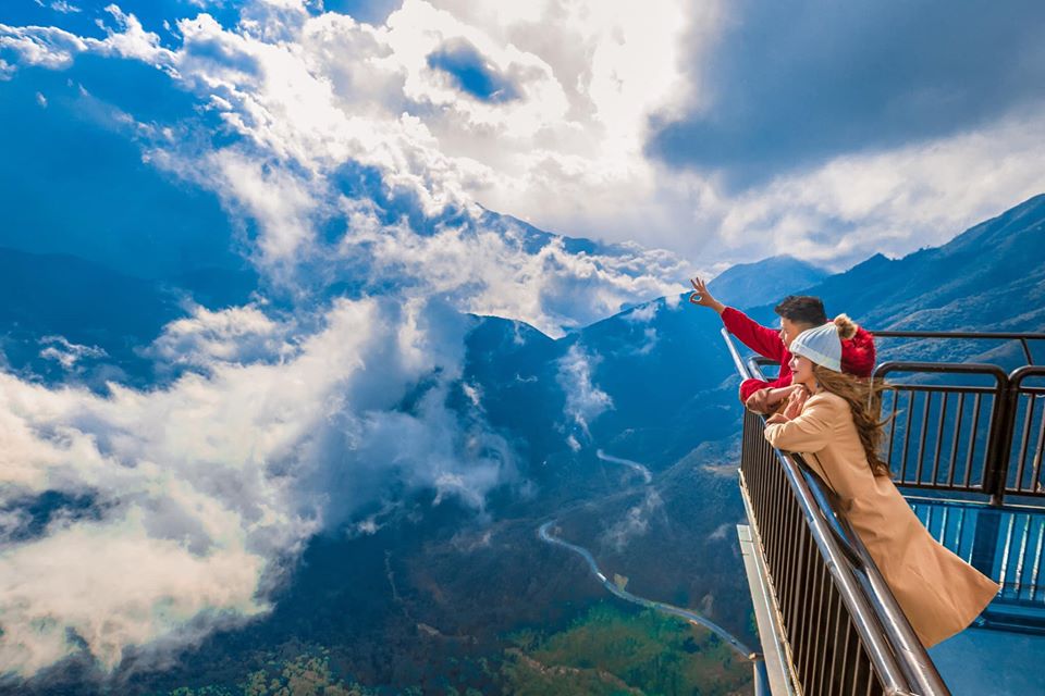 Cầu kính Rồng Mây khu du lịch sinh thái Cầu kính Rồng Mây với hệ thống thang máy lồng kính trong suốt cao 300m lần đầu tiên xuất hiện tại Việt Nam