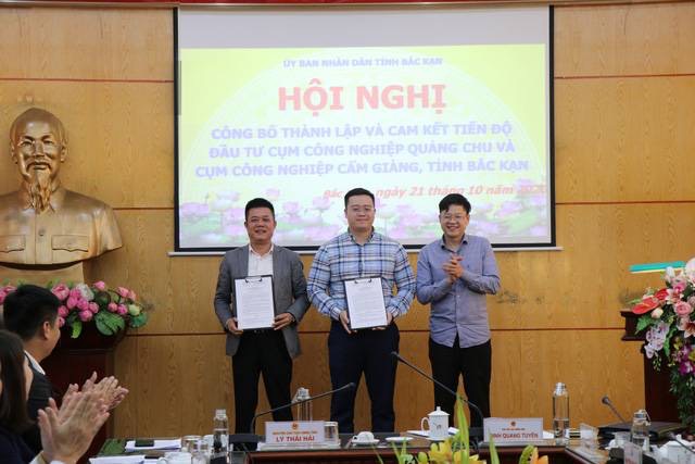 Phó Chủ tịch UBND tỉnh Bắc Kạn Đinh Quang Tuyên trao Quyết thành lập CCN Quảng Chu và Cẩm Giàng cho đại diện hai chủ đầu tư.