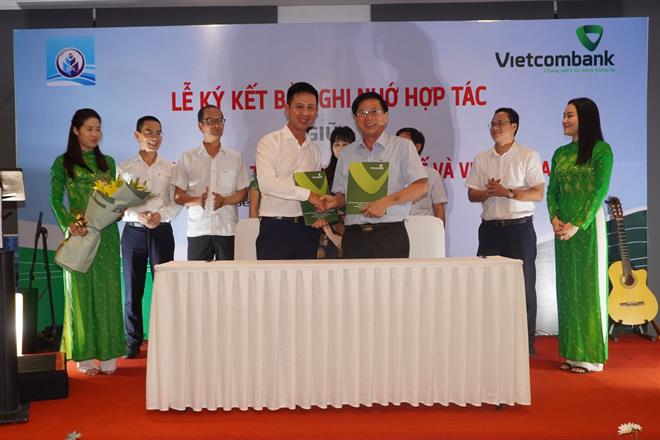 Giám đốc Vietcombank Huế (bên trái) và Giám đốc Sở KH&ĐT tỉnh Thừa Thiên Huế (bên phải) trao Bản ghi nhớ hợp tác sau khi ký kết