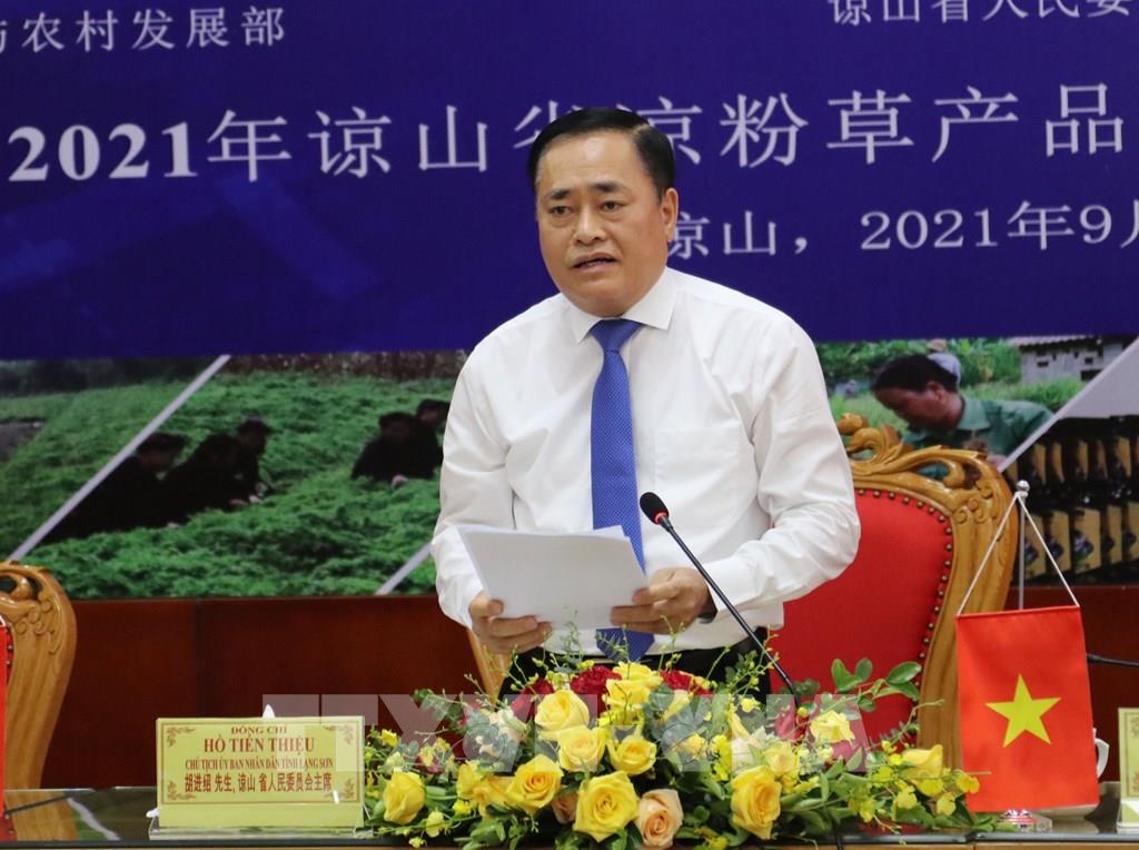 Chủ tịch UBND tỉnh Hồ Tiến Thiệu phát biểu tại Hội nghị trực tuyến xúc tiến kết nối tiêu thụ sản phẩm Thạch đen tỉnh Lạng Sơn năm 2021. (Ảnh: Quang Duy/TTXVN)