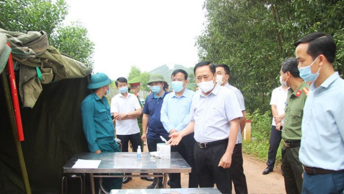 Chủ tịch UBND Lạng Sơn Hồ Tiến Thiệu kiểm tra công tác phòng chống dịch tại huyện Hữu Lũng.