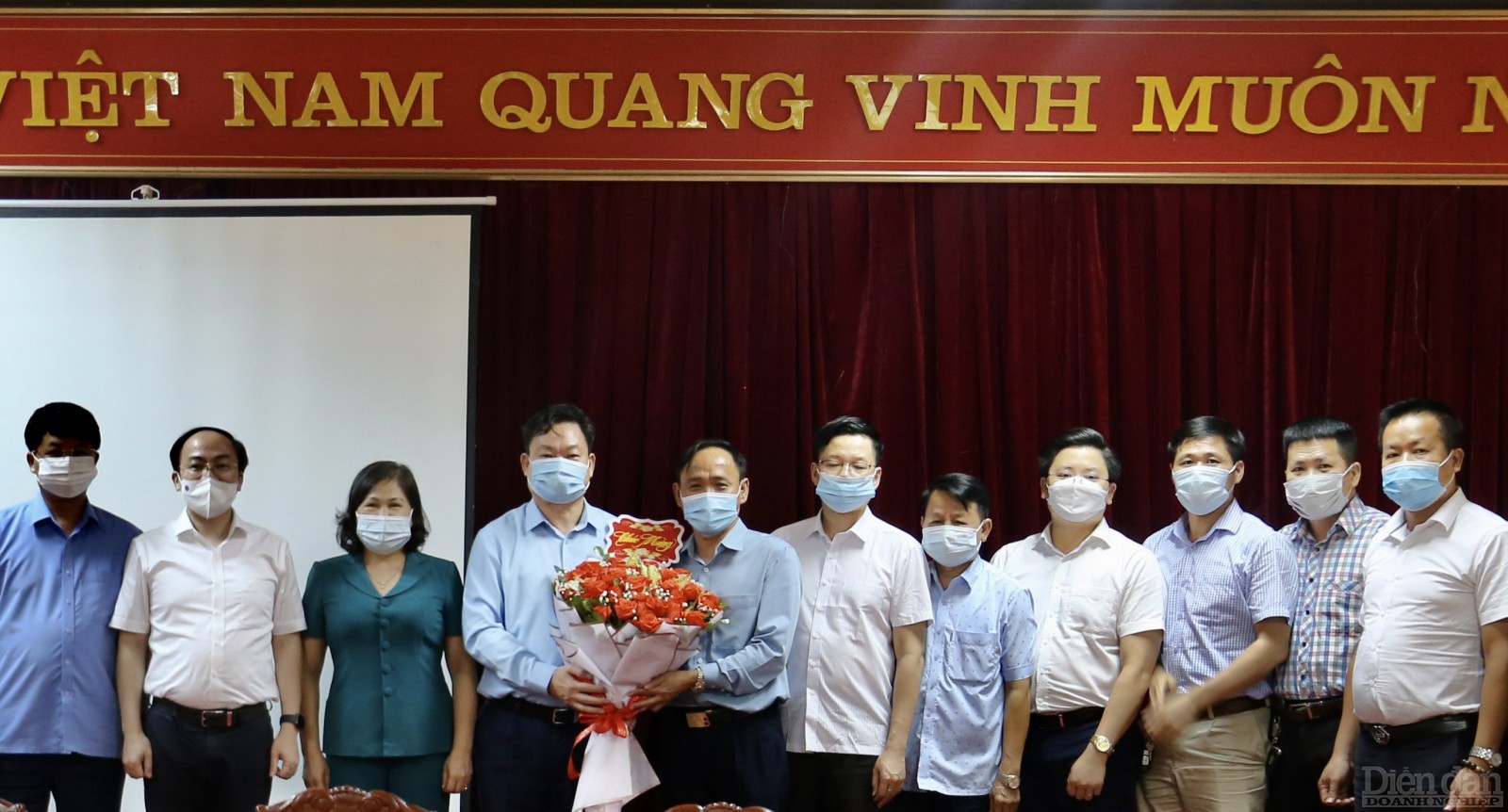 Bí thư Tỉnh ủy ông Hoàng Duy Chinh tặng hoa chúc mừng đại diện các doanh nghiệp, doanh nhân nhân dịp kỷ niệm ngày Doanh nhân Việt Nam 13/10