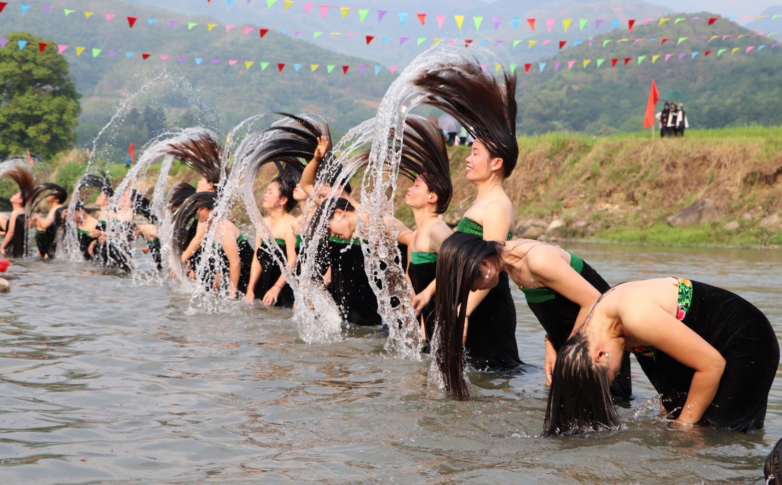Phụ nữ dân tộc Thái gội đầu ở suối Nậm Lùm trong Lễ hội Áp hô chiêng.