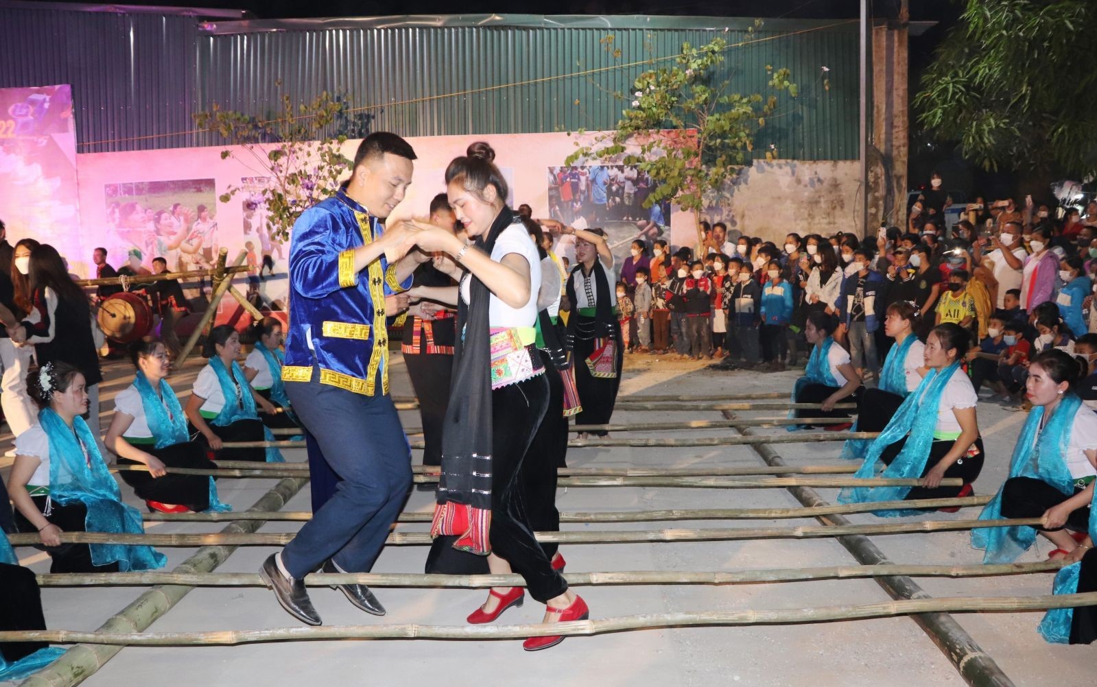 Vui nhộn với màn nhảy sạp trong Đêm hội vòng xòe Thái Lai Châu.