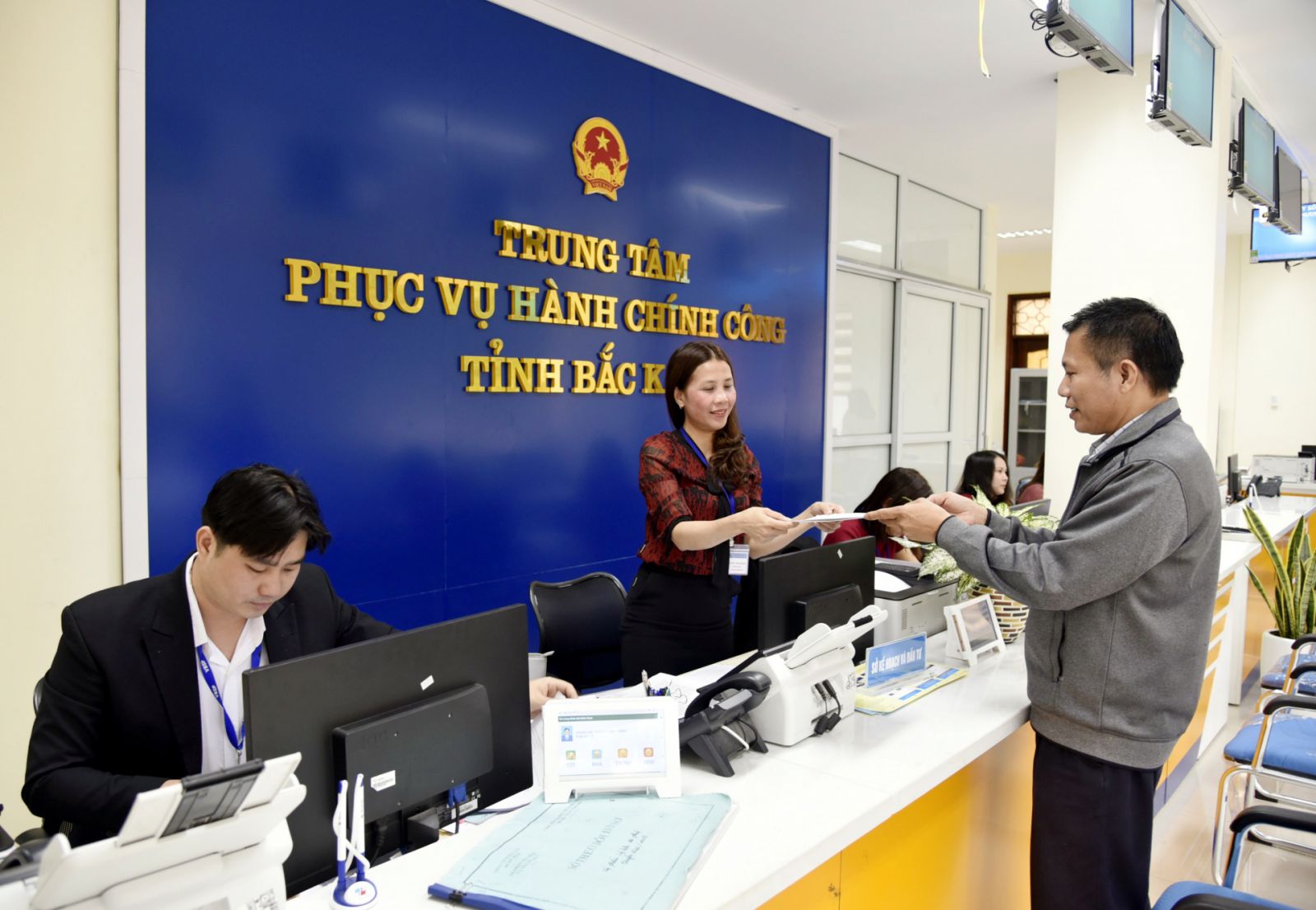 100% TTHC giải quyết tại Trung tâm Phục vụ hành chính công tỉnh được tiếp nhận, xử lý qua hệ thống một cửa điện tử. (Ảnh: Báo Bắc Kạn)