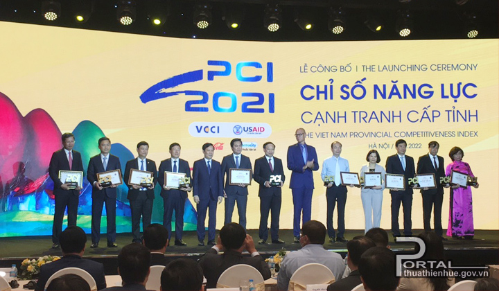 Trao giấy chứng nhận giấy chứng nhận TOP 10 tỉnh, thành phố có điểm PCI 2021 hàng đầu Việt Nam (Ảnh: thuathienhue.gov.vn)