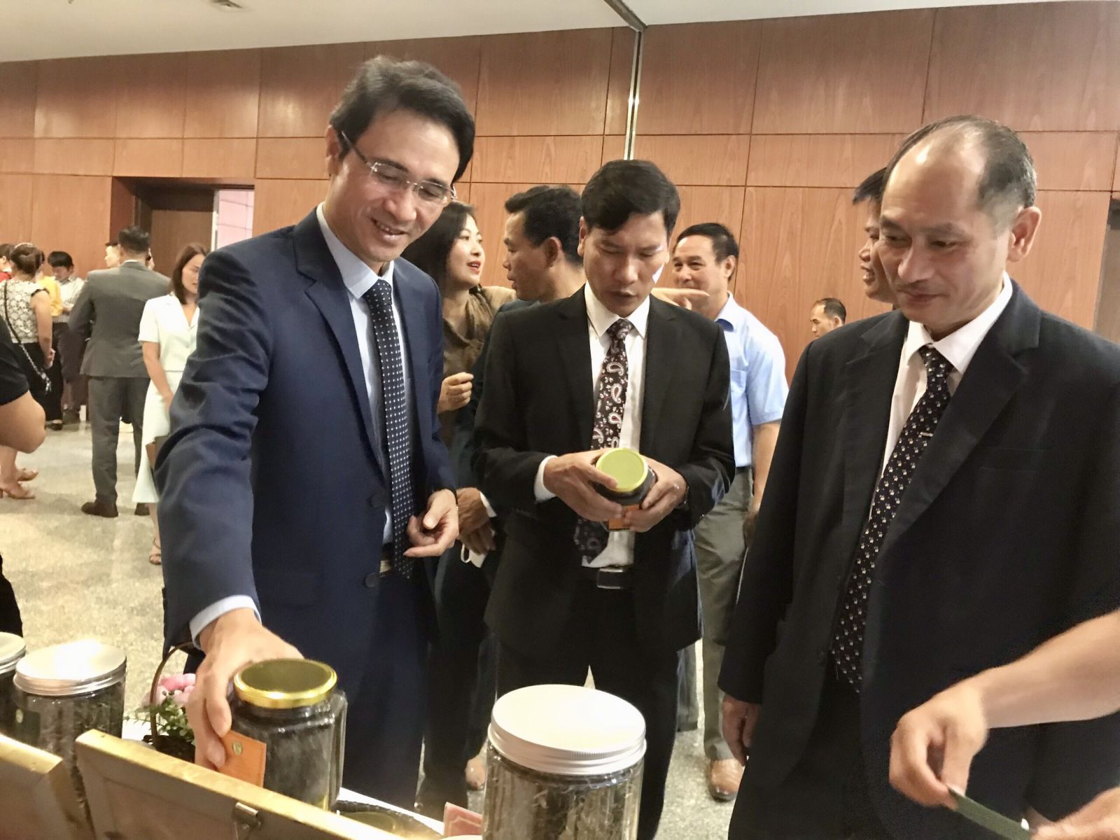Lãnh đạo tỉnh Lai Châu giới thiệu về các sản phẩm chè Lai Châu với các đại biểu tham dự Hội thảo