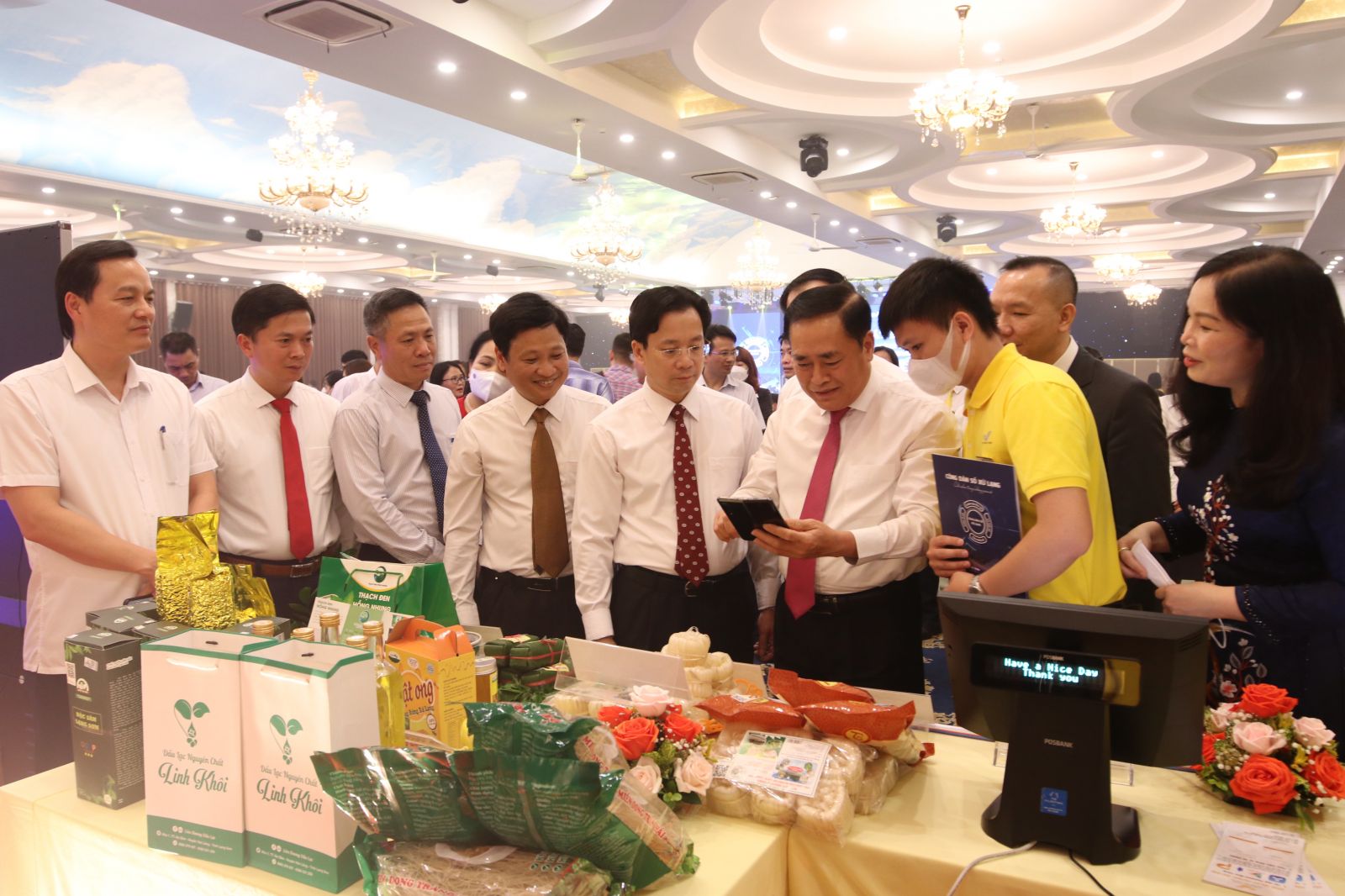 Chủ tịch UBND tỉnh Lạng Sơn trải nghiệm nền tảng Công dân số Xứ Lạng (Ảnh Lô Thùy Linh)