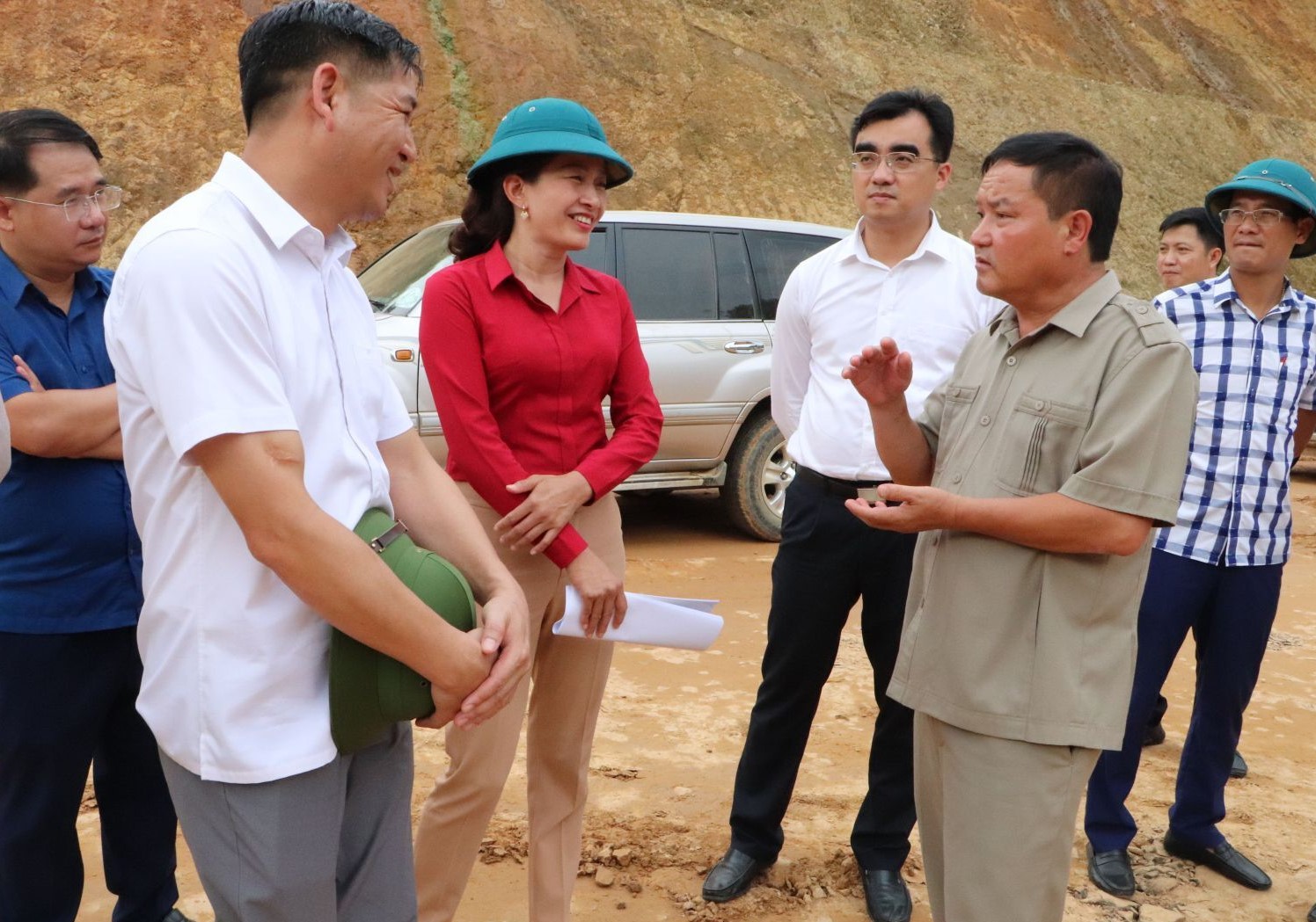 Giàng A Tính - Phó Chủ tịch UBND tỉnh làm Trưởng đoàn cùng Đoàn công tác của tỉnh đã đi kiểm tra thực địa, tiến độ dự án tuyến đường tỉnh lộ 130 (San Thàng - Thèn Sin - Mường So)