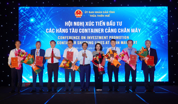 Lãnh đạo tỉnh trao Chủ trương nghiên cứu đầu tư cho đại diện của các Công ty (Ảnh: thuathienhue.gov.vn)