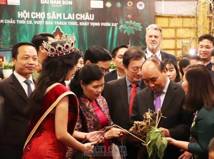 Cầm cây Sâm Lai Châu nhiều năm tuổi trên tay, Chủ tịch nước Nguyễn Xuân Phúc mong muốn Sâm Lai Châu xứng danh với tên gọi “Quốc bảo” của Việt Nam