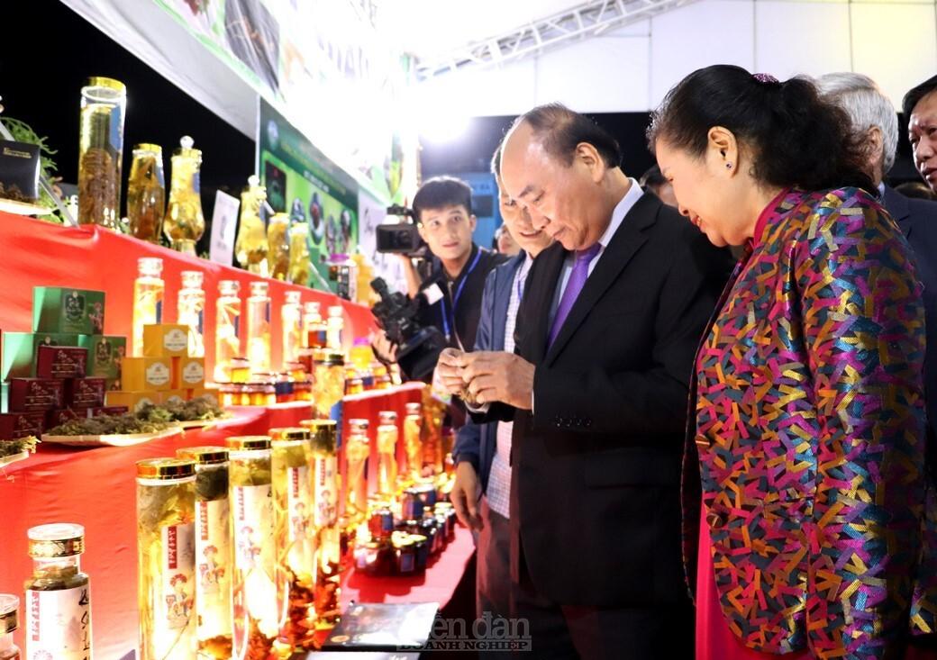Chủ tịch nước Nguyễn Xuân Phúc cùng lãnh đạo các Bộ, Ngành Trung ương, lãnh đạo tỉnh thăm các gian trưng bày tại Hội chợ