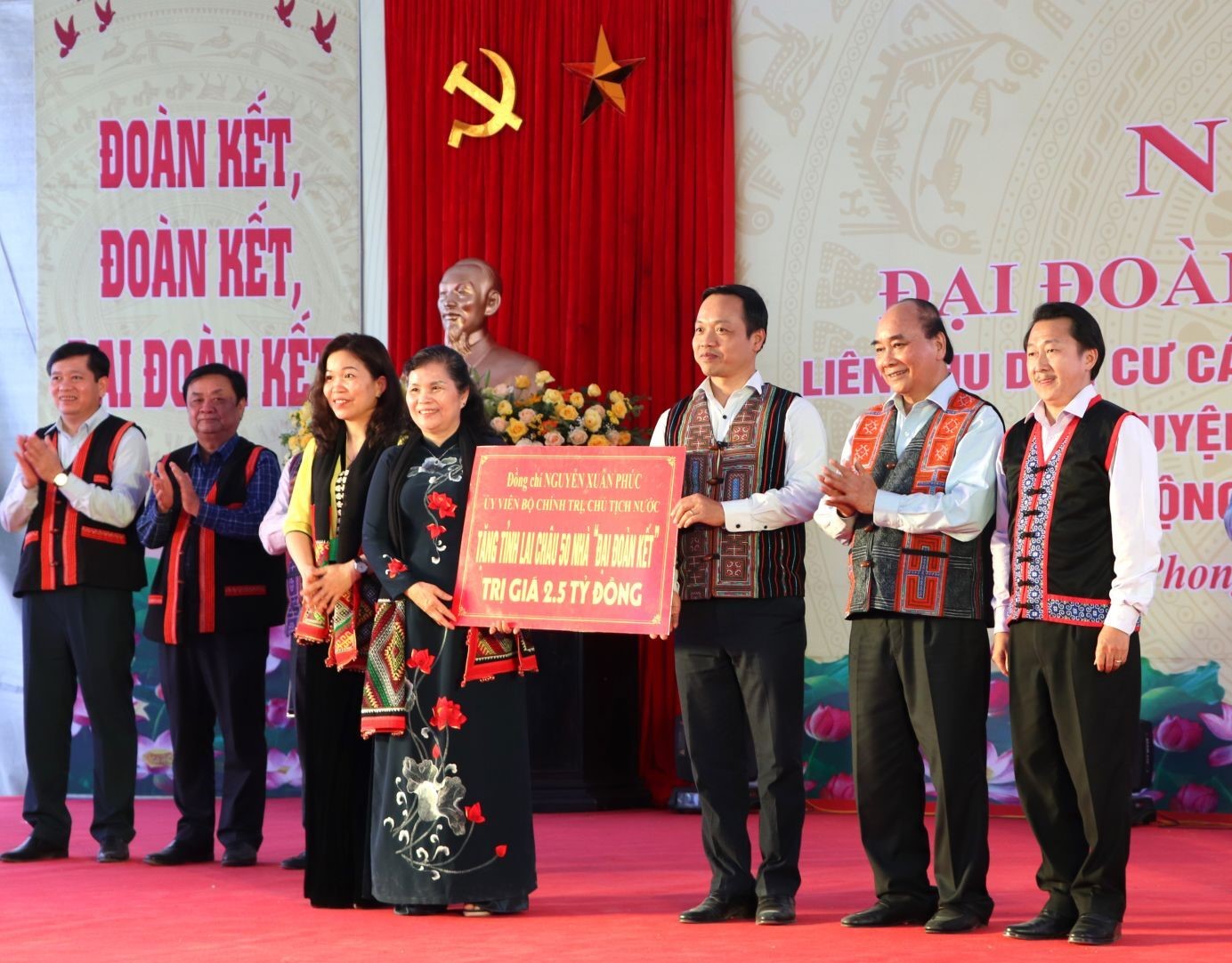 Chủ tịch nước Nguyễn Xuân Phúc tặng tỉnh Lai Châu 50 nhà Đại đoàn kết trị giá 2,5 tỷ đồng