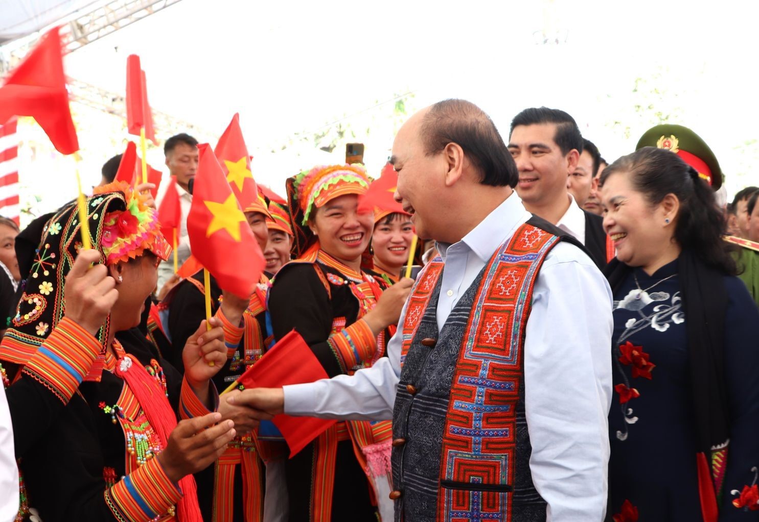 Nhân dân các dân tộc huyện Phong Thổ vui mừng chào đón Chủ tịch nước Nguyễn Xuân Phúc 