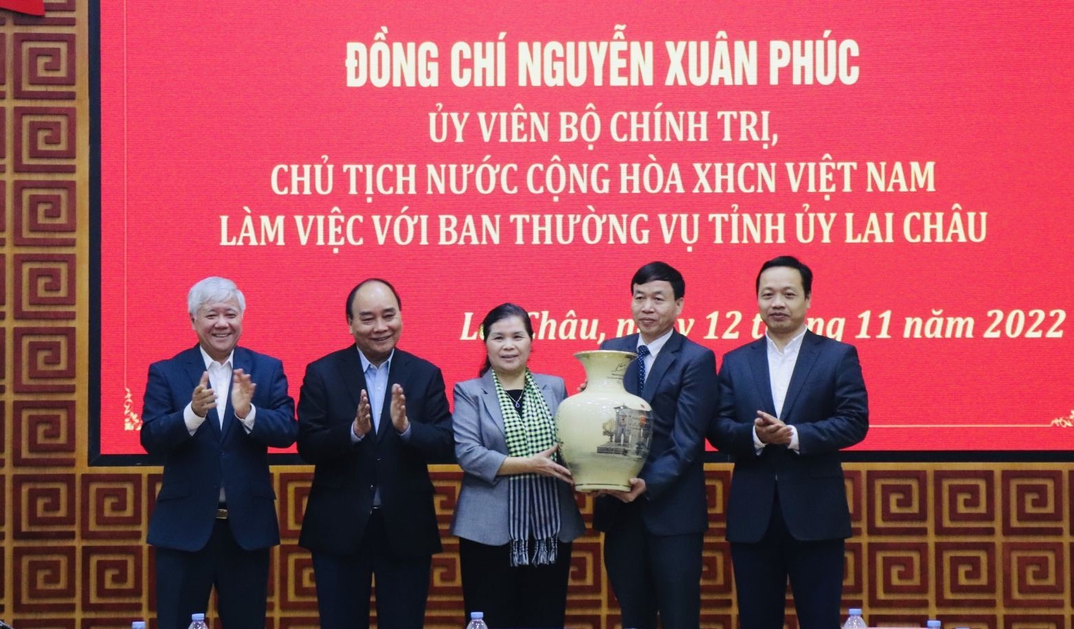 Chủ tịch nước Nguyễn Xuân Phúc, Chủ tịch Ủy ban Mặt trận Tổ quốc Việt Nam tặng bình gốm biểu tượng cho sự may mắn, bình an cho tỉnh Lai Châu.