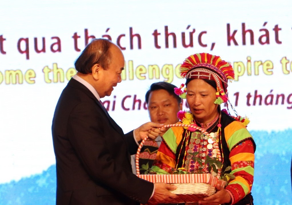 Chủ tịch nước Nguyễn Xuân Phúc đã tặng cây giống Sâm Lai Châu cho hộ gia đình tích cực trồng Sâm Lai Châu